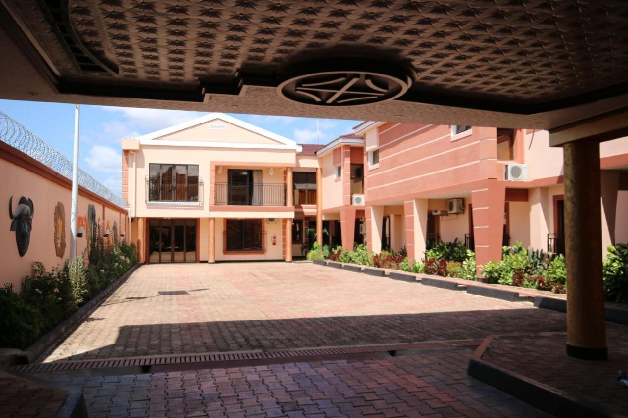 לובומבאשי The Big 5 Hotel, Lodge & Camp מראה חיצוני תמונה
